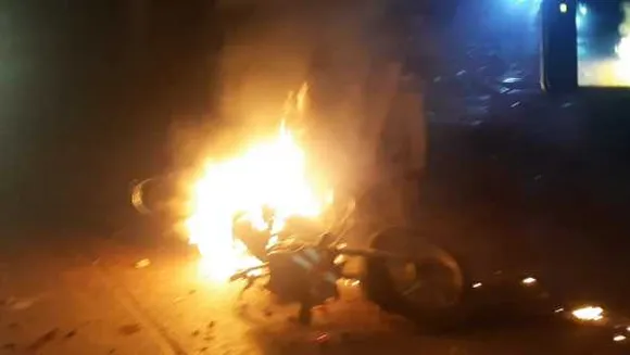 
खंडवा: आतिशबाजी का विवाद हिंदूवादी नेता की शादी तक पहुंचा, पथराव में 2 बाइक फूंकी