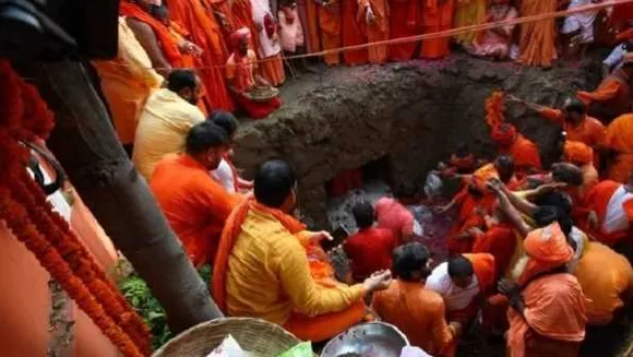 नरेंद्र गिरी की समाधि: बाघंबरी मठ में शवासन में दी गई भू-समाधि, बलवीर गिरी ने की अंतिम क्रिया