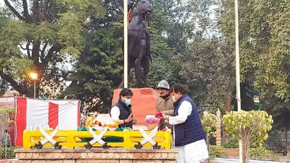 नई ‘ज्योति’ की अलख: 163 साल का दाग धोया! लक्ष्मीबाई की समाधि पर पहुंचे सिंधिया