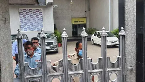 
 अखबार की आड़ में धंधेबाजी क्यों: मीडिया अब कोई पवित्र गाय नहीं, जिसे 'रक्षाकवच' हासिल है!
