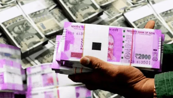 100 करोड़ का हवाला कारोबार: गड्डियों के बिस्तर पर सोता था, 6 करोड़ कैश जब्त
