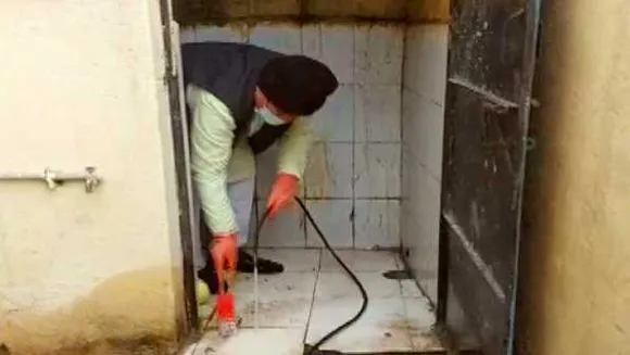असल काम से दूरी: MP के ऊर्जा मंत्री ने स्कूल में टॉयलेट साफ किया, पहले भी चर्चा में