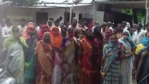 प्रधानमंत्री आवास योजना: बुरहानपुर में 3 साल से नहीं मिली किस्त, लोगों ने घेराव किया

