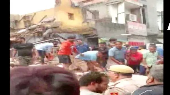 दिल्ली: आजादपुर सब्जी मंडी में 4 मंजिला बिल्डिंग गिरी, कई के दबे होने की आशंका