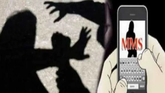 प्यार में फंसाकर पड़ोसी की करतूत: अश्लील MMS बनाकर नाबालिग से ऐंठे 16 लाख रूपए