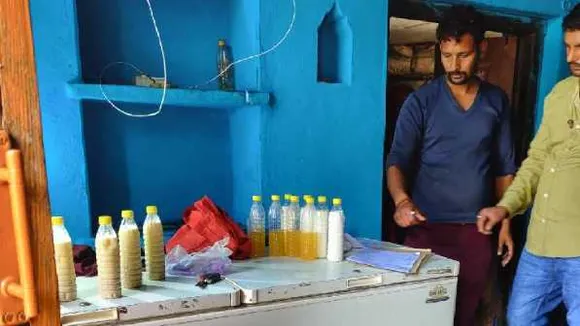 Alert: नकली दूध बनाने की फैक्ट्री का भंडाफोड़,अफसर को देख दरवाजा बंद कर नाली में बहाया घोल