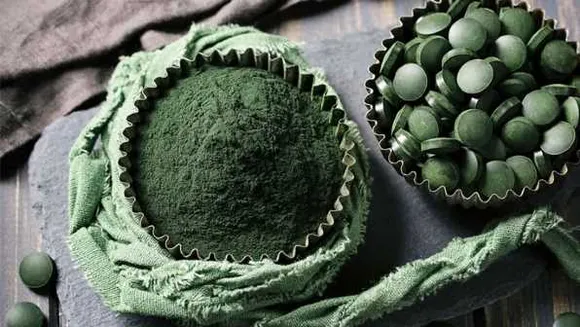 Spirulina: विटामिन और प्रोटीन से भरपूर है ये सुपरफूड, सेहत के लिए गजब फायदेमंद 


