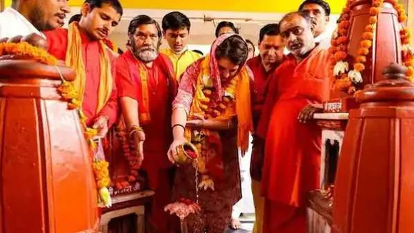 दतिया: मां पीतांबरा की शरण में पहुंची प्रियंका गांधी, कांग्रेस कार्यकर्ताओं में धक्कामुक्की