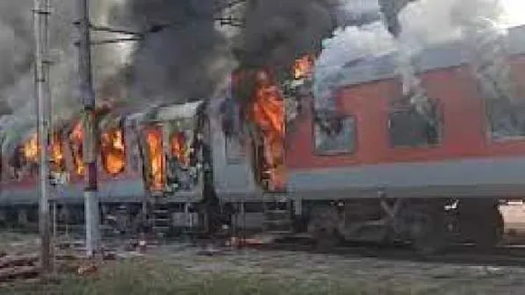 मुरैना: दुर्ग एक्सप्रेस की दो बोगियों में लगी भीषण आग, फायर ब्रिगेड कर रही मशक्कत
