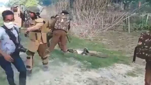 असम: अतिक्रमण विवाद पर पुलिस ने चलाई गोलियां, CM का फोटोग्राफर भाई शव पर कूदा  
