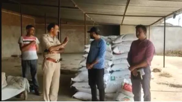 दबिश: खाद की कालाबाजारी पर भिंड पुलिस की कार्रवाई, 130 बोरी खाद गोदाम से पकड़ी