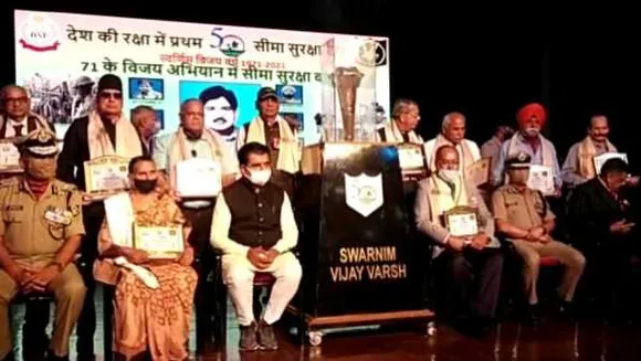 इंदौर में निकली 'स्‍वर्णिम विजय मशाल': शहीदों का सम्मान, BSF ने दी बैंड की प्रस्तुति
