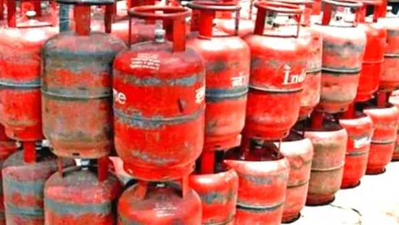 महंगाई की मार: सिलेंडर की कीमतों में 25 रुपए की बढ़ोत्तरी, अमूल दूध ने भी बढ़ाए दाम
