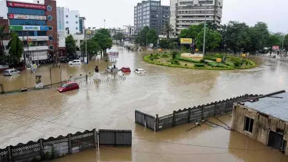 गुजरात: बाढ़ की वजह से सड़कें बनी सैलाब, NDRF की टीम मौके पर पहुंची 