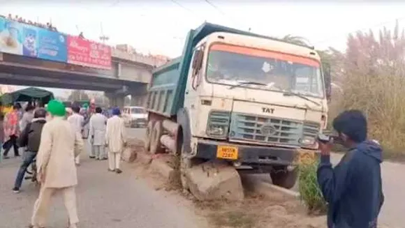 हरियाणा: झज्जर में डिवाइडर पर प्रदर्शन कर रहीं 3 महिलाओं को डंपर ने कुचला, मौत