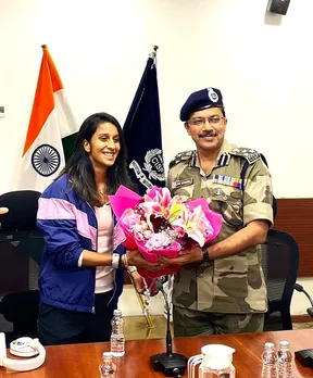 Jemimah Rodrigues honoured by CISF personnel at ASG Mumbai Airport