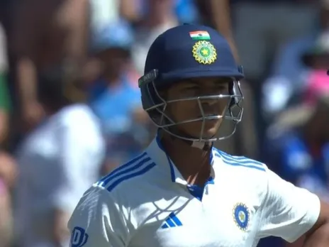 Yashasvi Jaiswal smashes Mitchell Starc for four boundaries in a single over