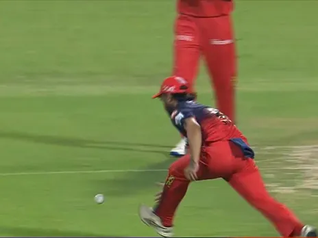 Suyash Sharma drops Quinton De Kock's catch