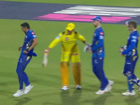 MS Dhoni and Deepak Chahar funny moment after CSK vs MI IPL 2025 match