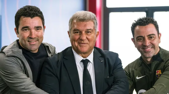 Deco, Joan Laporta and Xavi (File Photo: Internet)