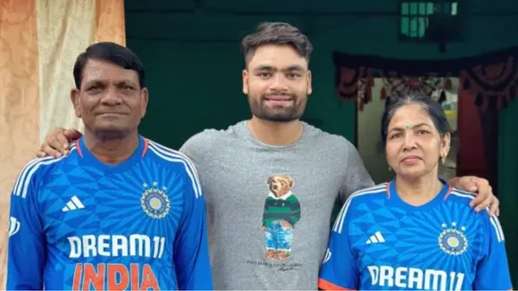 Rinku Singh with his parents (Source: X).png