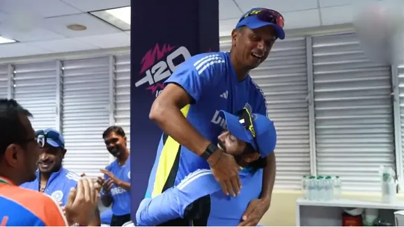Ravindra Jadeja lifts Rahul Dravid (Source: X)