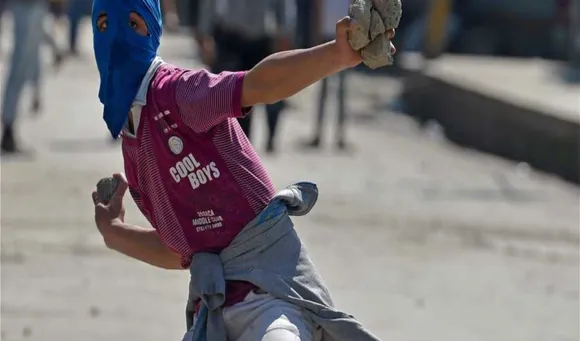 Lockdown Violation: Stone Pelting In The Red Zone Of West Bengal