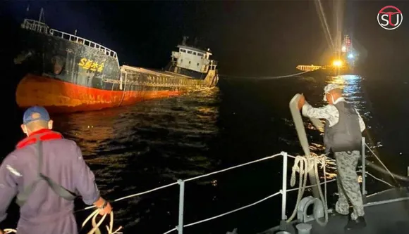 Mystery Sails In Thailand! A Ghost Ship Travels Off The Coast With No Human Inside