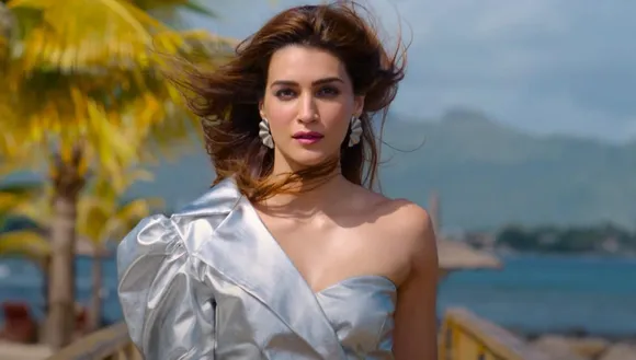 Kriti Sanon Raises Temperature in Shehzada's First Song “Munda Sona Hoon Main,” Watch Now