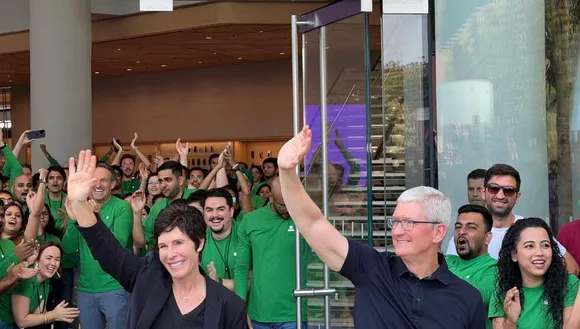 Tim Cook Opens the Gates of India's First-Ever Apple Retail Store in Mumbai