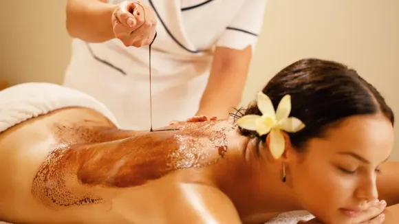 5 Best Ayurvedic Massages Therapies to Calm Mind & Body