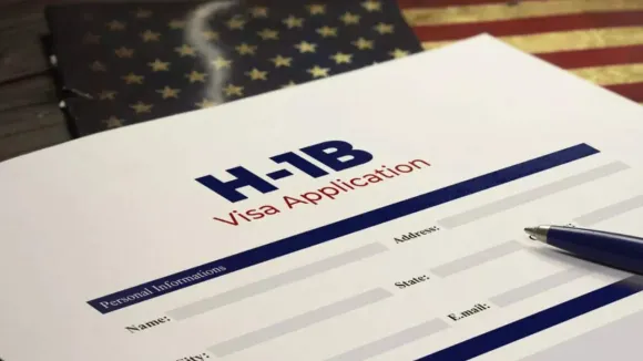 Hundreds of H-1B Visa Holders Stranded in India After US Postpones Interviews