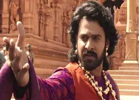 baahubali prabhas welcomed by crowd at shooting
