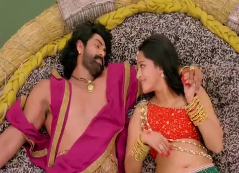 பாகுபலியில் பல்வாள் தேவனுடன் தேவசேனை ரொமான்ஸா? இந்த வீடியோ பாத்தீங்களா?