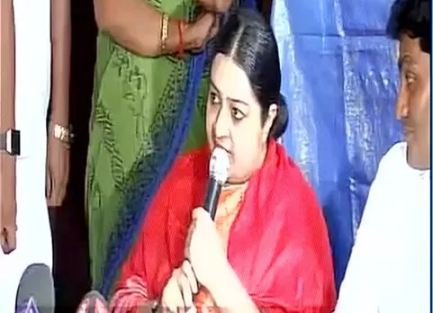 போயஸ் இல்லத்திற்கு தீபா திடீர் வருகை... போலீஸாருடன் வாக்குவாதம் செய்ததால் பரபரப்பு