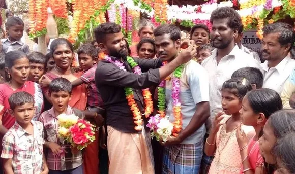 ஆணுக்கும் ஆணுக்கும் திருமணம் : கிராம மக்கள் நூதனம்