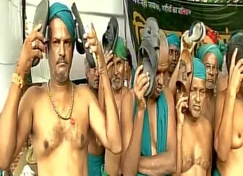 செருப்பால் தங்களை அடித்துக் கொண்ட தமிழக விவசாயிகள்: வேதனையின் உச்சக்கட்டம்!