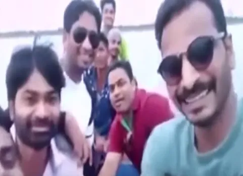 செல்ஃபிக்கு ஆசைப்பட்டு நீரில் மூழ்கிய 8 மாணவர்கள் : முழு வீடியோ!