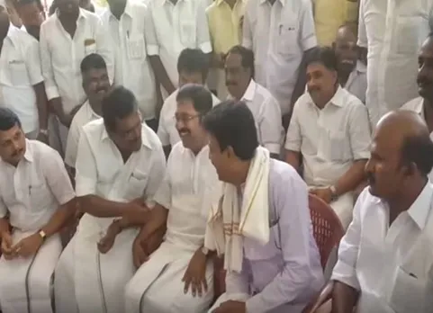 நீர் அடித்து நீர் விலகாது: கட்டித் தழுவி இணைந்த டிடிவி தினகரன் - திவாகரன்!