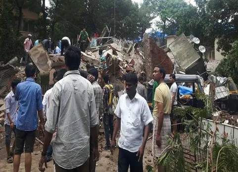 அடுக்குமாடி இடிந்து விழுந்து 8 பேர் பரிதாபமாக உயிரிழப்பு