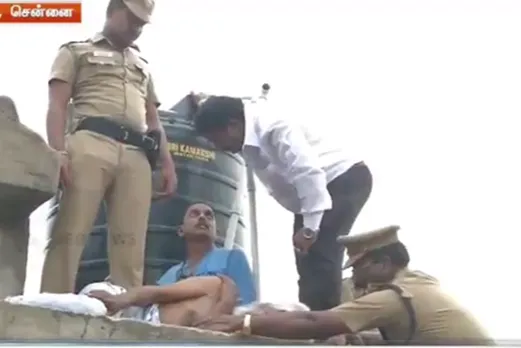 கதிராமங்கலத்தில் கைதானவர்களை விடுவிக்கக்கோரி டிராபிக் ராமசாமி திடீர் போராட்டம்