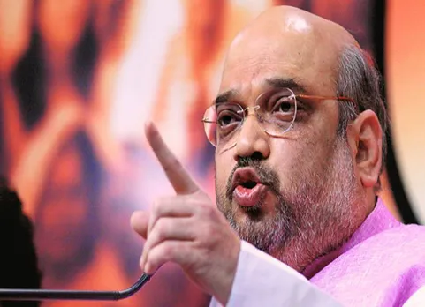 மெரினாவில் வைக்கப்பட்டிருந்த அமித்ஷாவின் ராட்சத பேனர் அகற்றம்