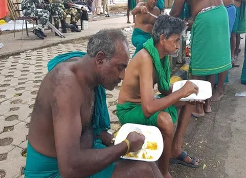 டெல்லியில் போராடும் தமிழக விவசாயிகளுக்கு இலவச உணவு வழங்கும் சீக்கிய குருத்துவாரா