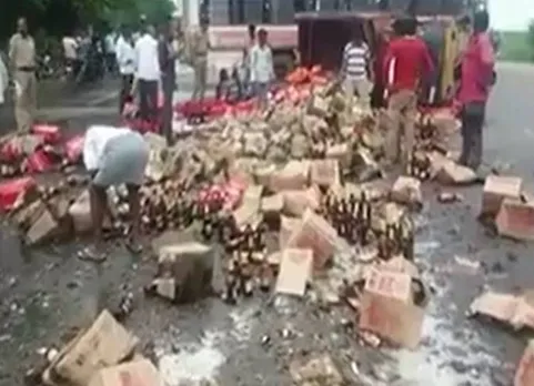 தெலங்கானாவில் பீர் பாட்டில்கள் எடுத்துக் கொண்டு ஓடிய கிராமவாசிகள்: வீடியோ