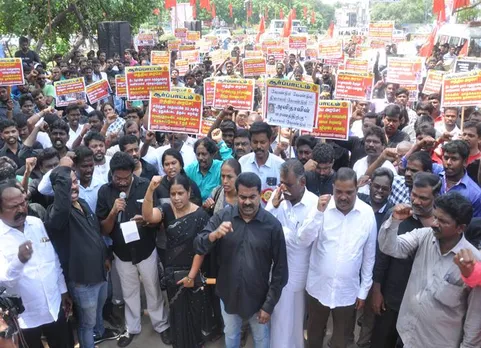 "மாணவி அனிதா மரணத்திற்கு பாஜக மட்டுமல்ல, முந்தைய காங்கிரஸ் ஆட்சியும் தான் காரணம்”: சீமான் கடும் சாடல்