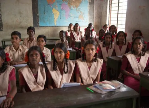 எம்.ஜி.ஆர் நூற்றாண்டு விழாக்களுக்கு பள்ளி மாணவர்களை அழைத்துச் செல்ல இடைக்காலத் தடை: உயர்நீதிமன்றம்