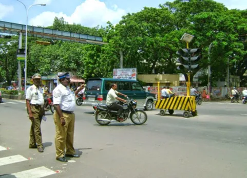 பால் லாரி ஓட்ட ஹெல்மெட் போடவில்லை என அபராதம் விதித்த சென்னை போக்குவரத்து காவல்துறை அதிகாரி!
