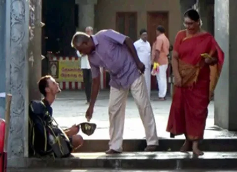 காஞ்சீபுரம் கோயிலில் பிச்சை எடுத்த ரஷ்ய பயணி! பணம் கொடுத்து அனுப்பி வைத்த போலீஸ்!