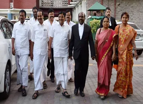 இரட்டை இலை சின்னம் வழக்கு, வி.கே.சசிகலா