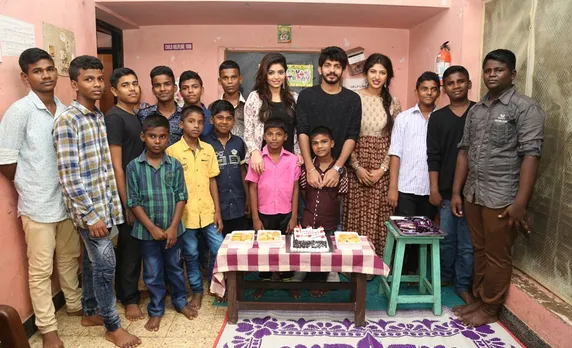 காப்பக சிறுவர்களுடன் குழந்தைகள் தினத்தைக் கொண்டாடிய ‘ஏமாலி’ படக்குழு - புகைப்படங்கள்